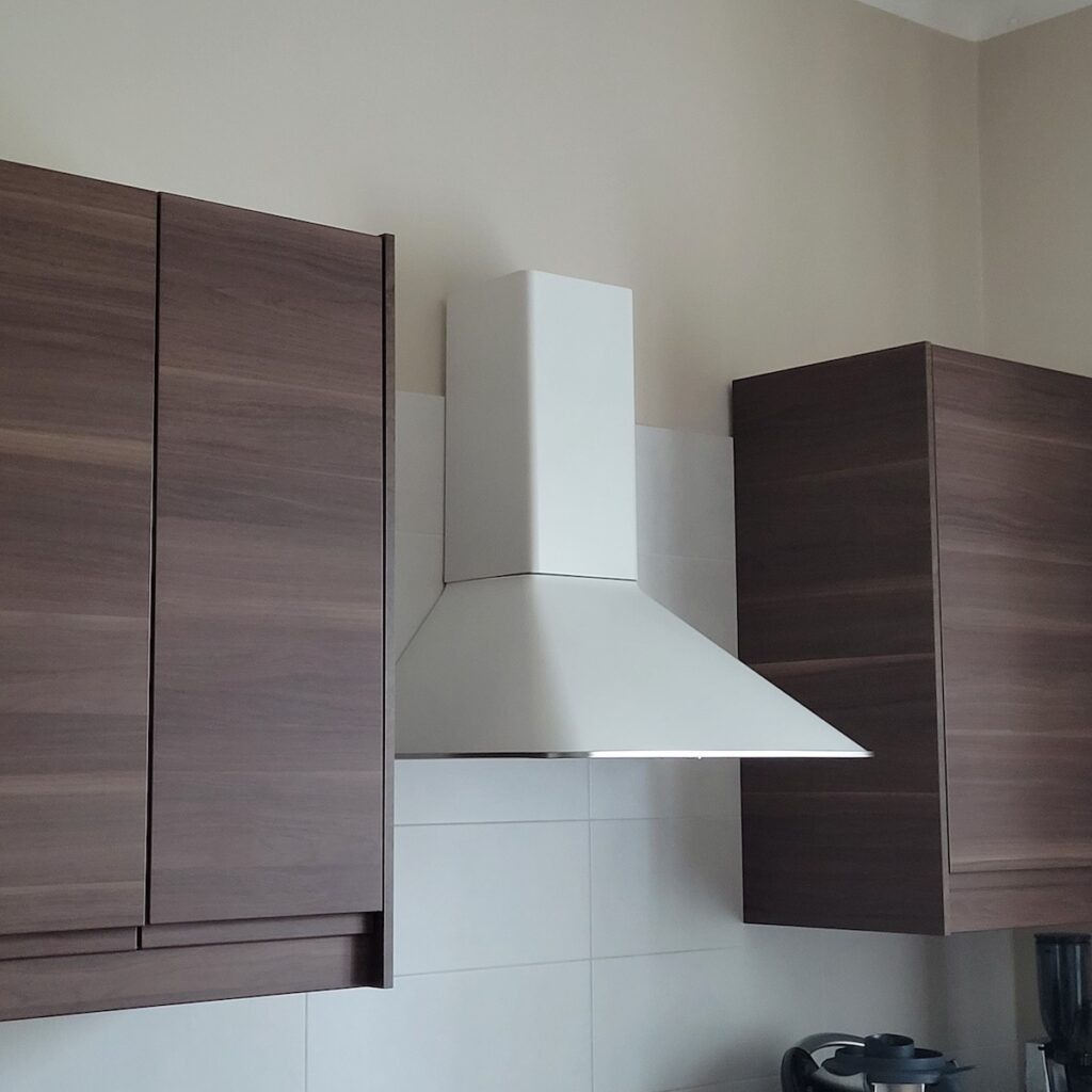 Per favorire il ricambio d'aria, un antimuffa naturale, il Piano di Risanamento Archimede ha previsto il collegamento della cappa della cucina all'esterno