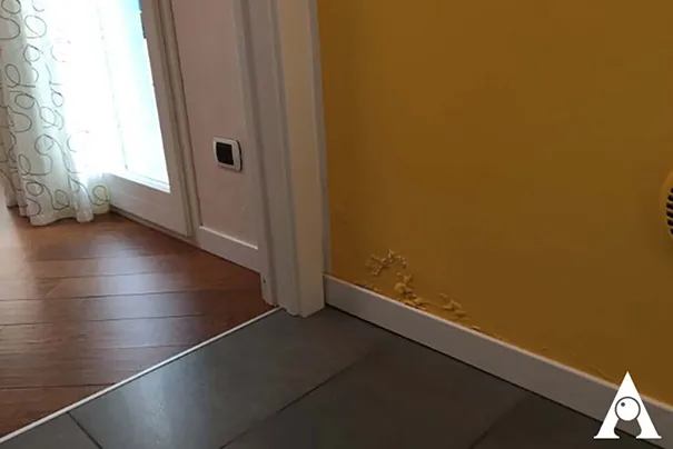 Parete interna con intonaci rovinati dall'umidita di risalita